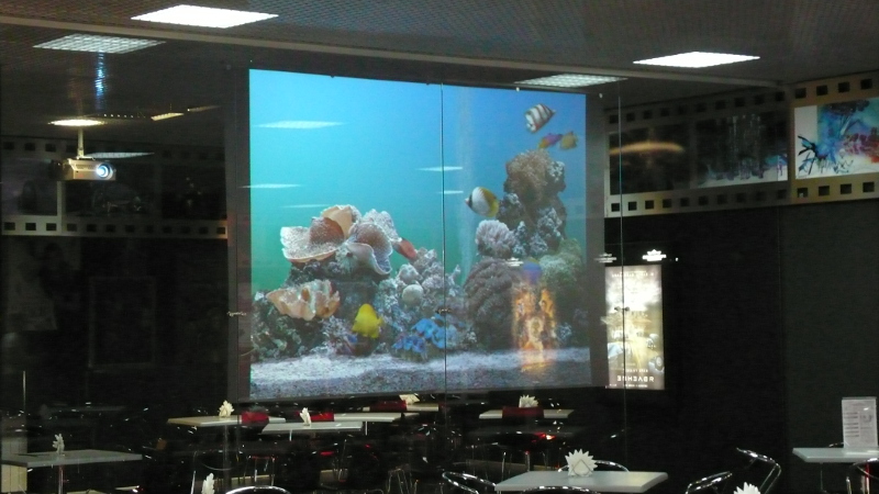 Проекционная витрина на стеклянной стене в холле кинотеатра Кронверк-Синема